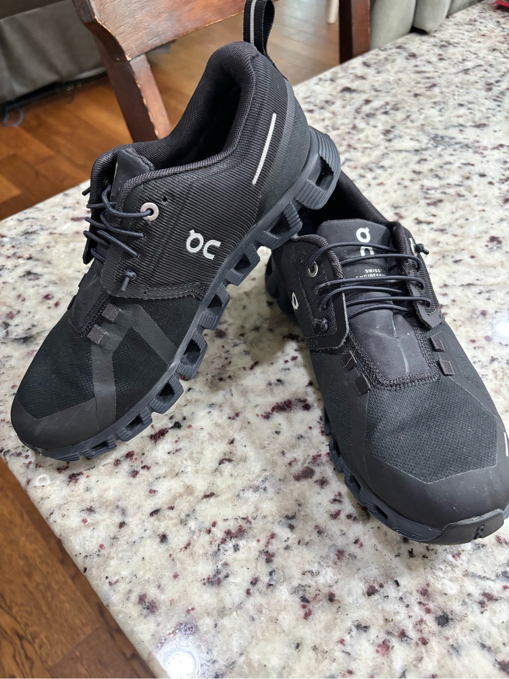 On Cloud Running Womens Waterproof Black Cloud 5 size 8